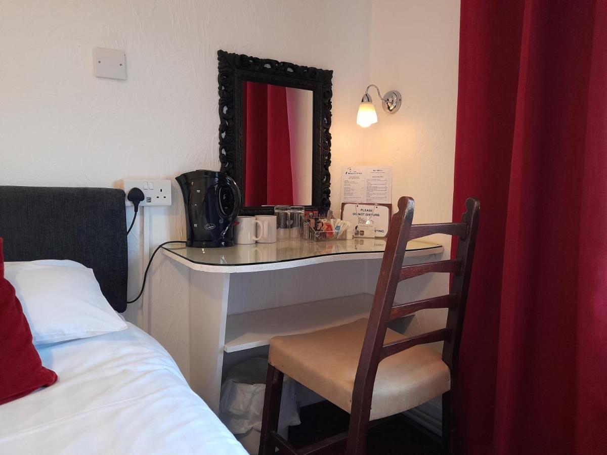 The Weary Friar Inn Pillaton Extérieur photo