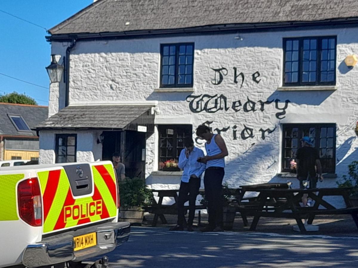 The Weary Friar Inn Pillaton Extérieur photo