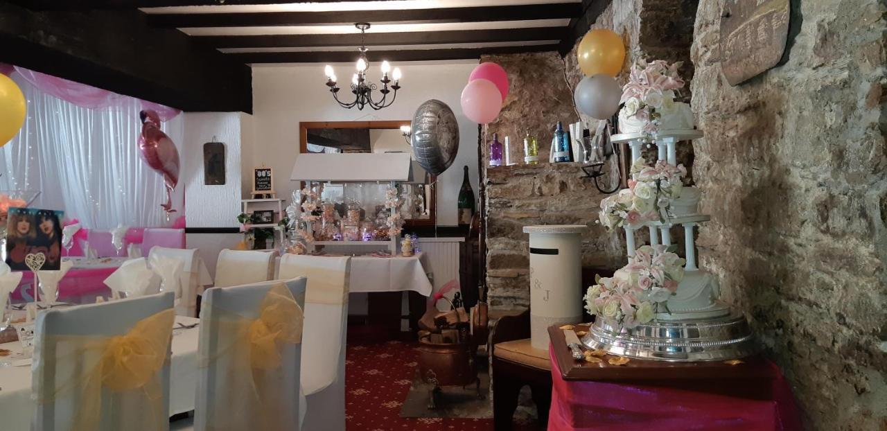 The Weary Friar Inn Pillaton Extérieur photo